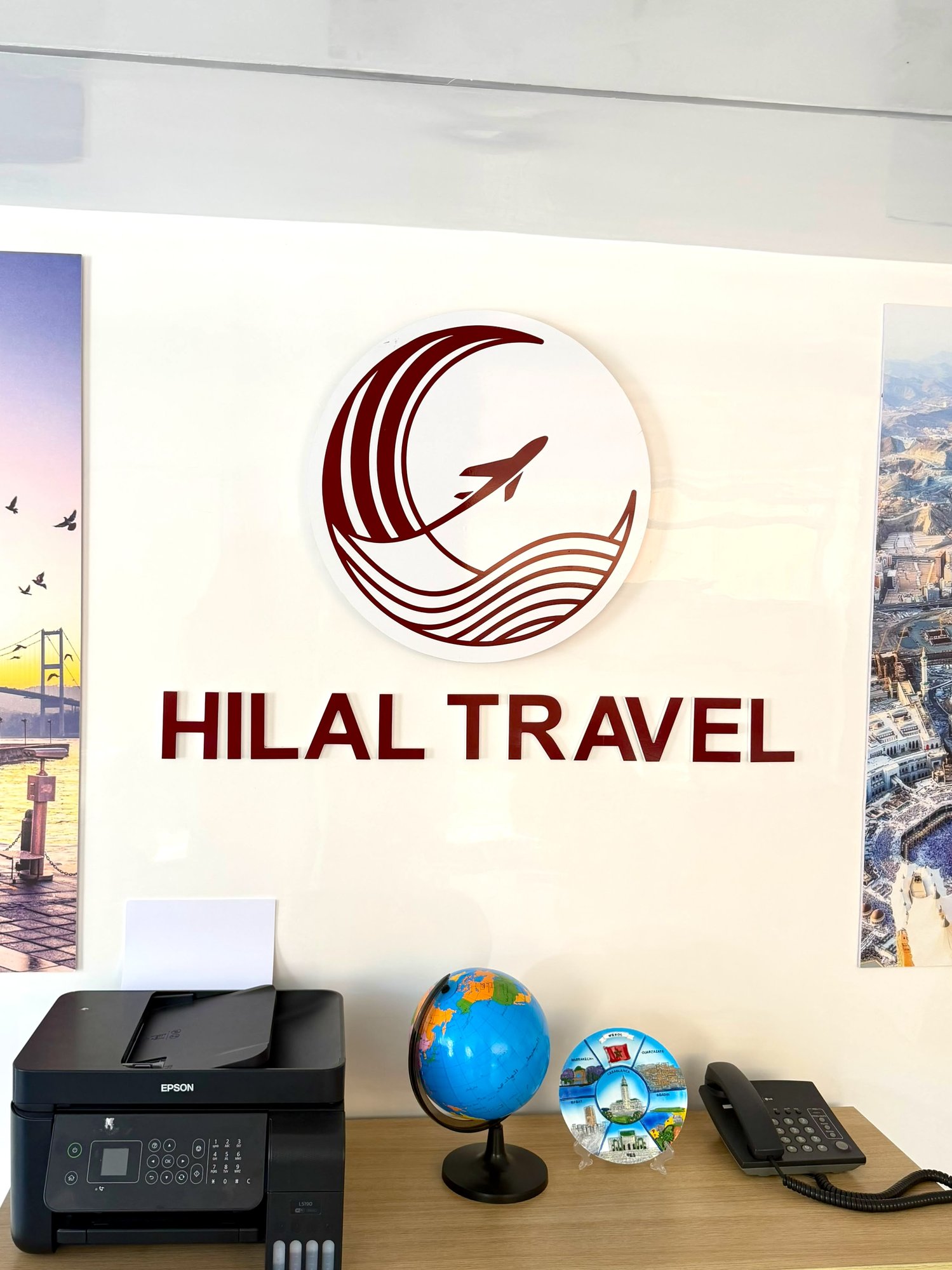 Accueil du bureau Hilal Travel avec logo mural