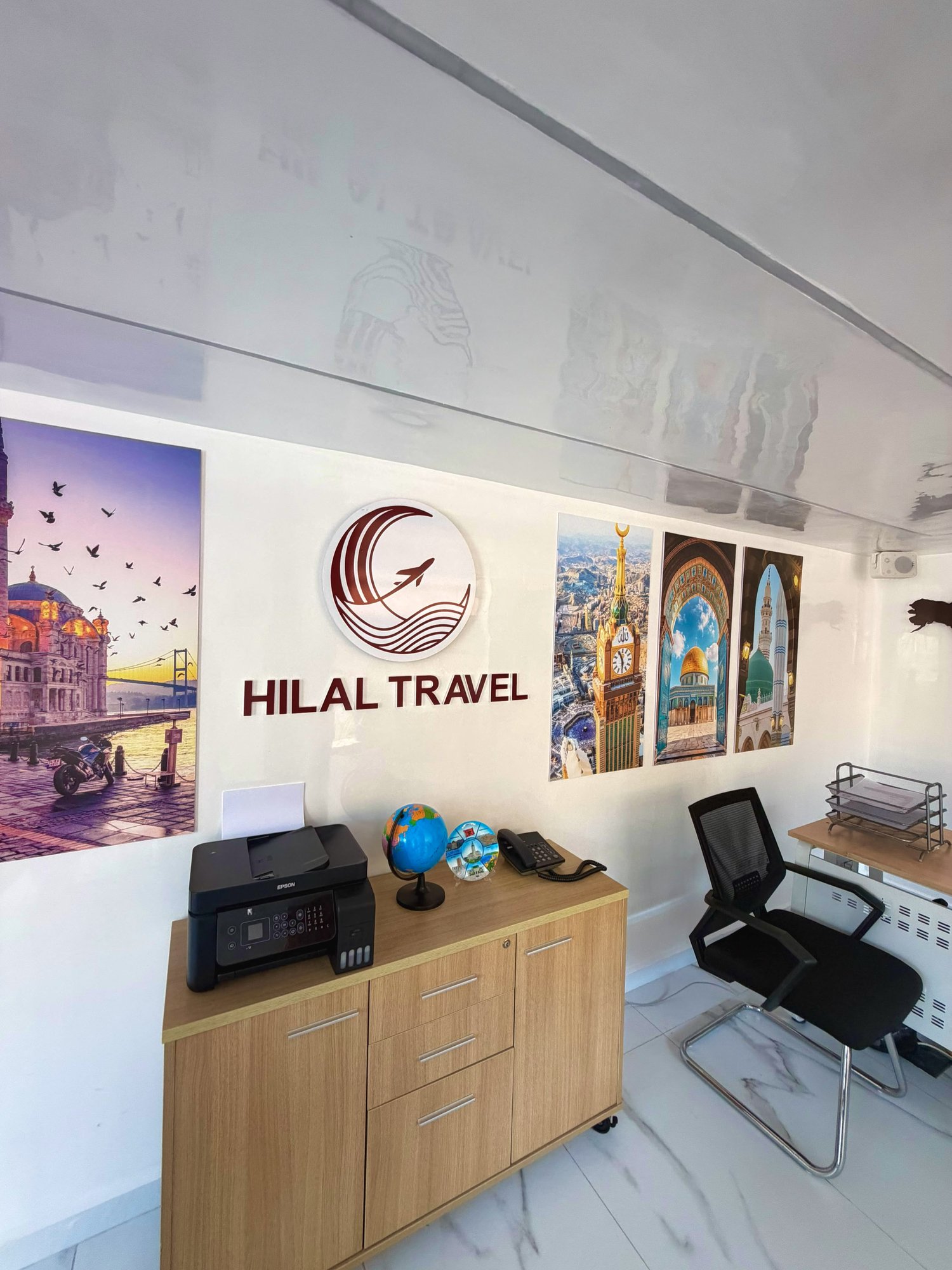 Bureau avec le logo Hilal Travel