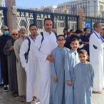 Petit groupe de voyageurs accompagnés pour l'Omra